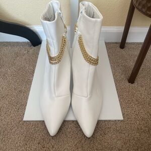 Elegant White Ankle Boots with Gold Chain